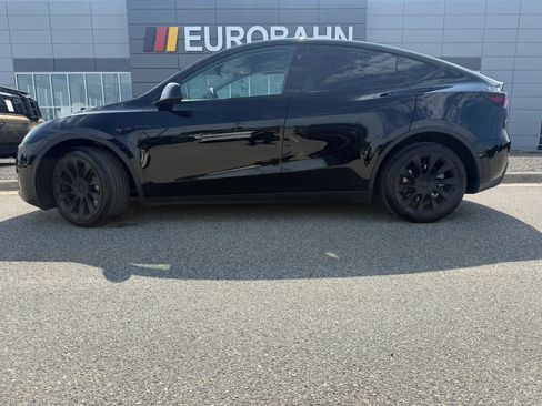 Used 2023 Tesla Model Y Long Range AWD/4WD image 2