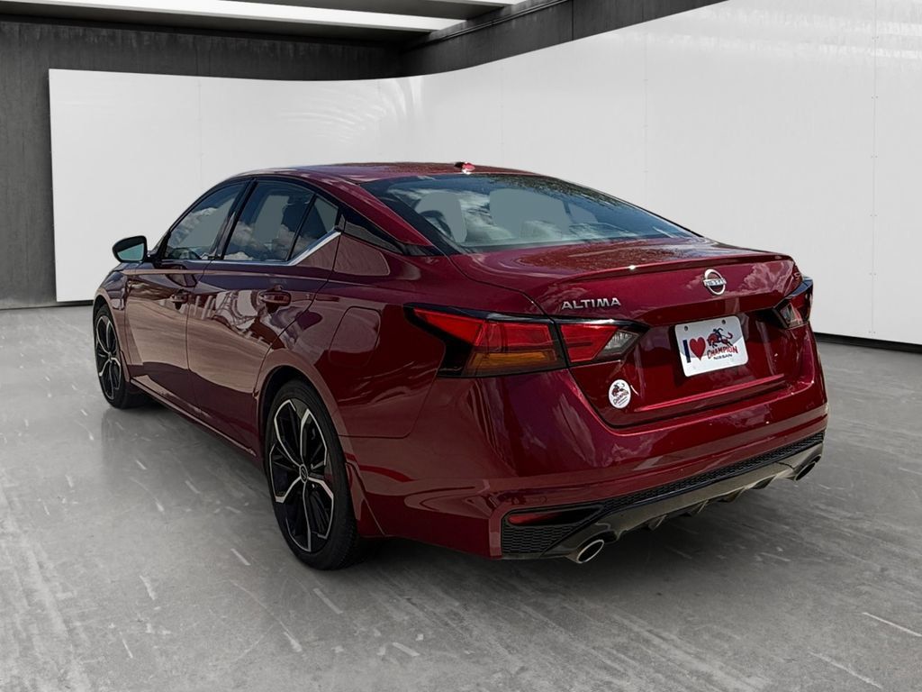 Used 2024 Nissan Altima 2.5 SR w/ SR Premium Package FWD image 3