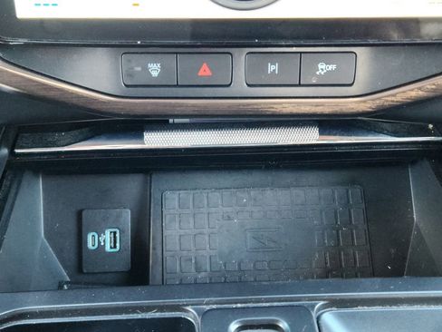 Used 2022 Ford F150 Lightning Lariat image 31