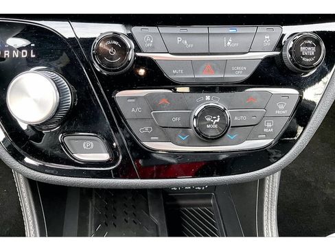 Used 2025 Chrysler Pacifica Limited FWD image 30