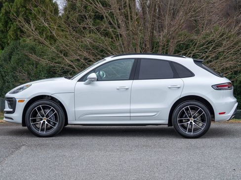 Certified 2025 Porsche Macan AWD/4WD image 3