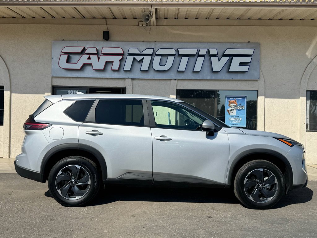 Used 2024 Nissan Rogue SV AWD/4WD image 3