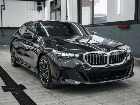 Used 2026 BMW 530i xDrive AWD/4WD image 3