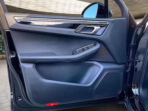 Used 2023 Porsche Macan Turbo image 18