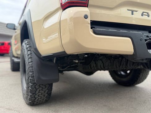 Used 2018 Toyota Tacoma TRD Off-Road w/ Technology Package AWD/4WD image 44