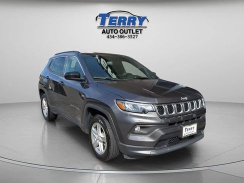 Used 2024 Jeep Compass Latitude AWD/4WD image 2