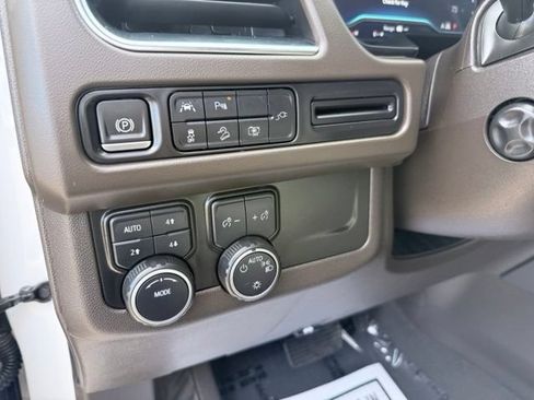 Used 2022 Chevrolet Tahoe Z71 w/ Luxury Package AWD/4WD image 13