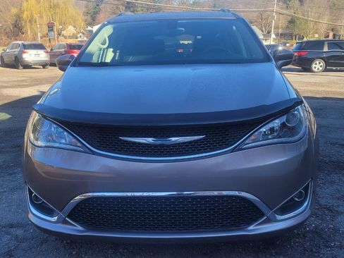 Used 2017 Chrysler Pacifica Touring-L w/ Tire & Wheel Group image 3