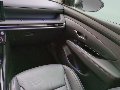 Certified 2025 Hyundai Tucson Limited FWD image 17