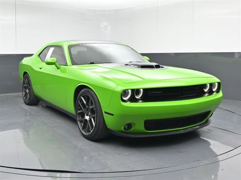 Used 2017 Dodge Challenger R/T image 1
