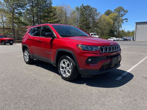 Used 2025 Jeep Compass Latitude w/ Sun & Sound Group AWD/4WD image 6