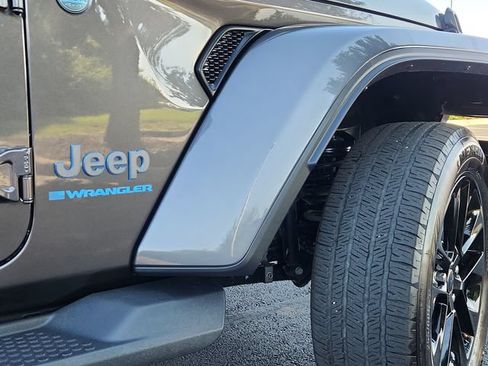 Used 2025 Jeep Wrangler Unlimited Sahara AWD/4WD image 20