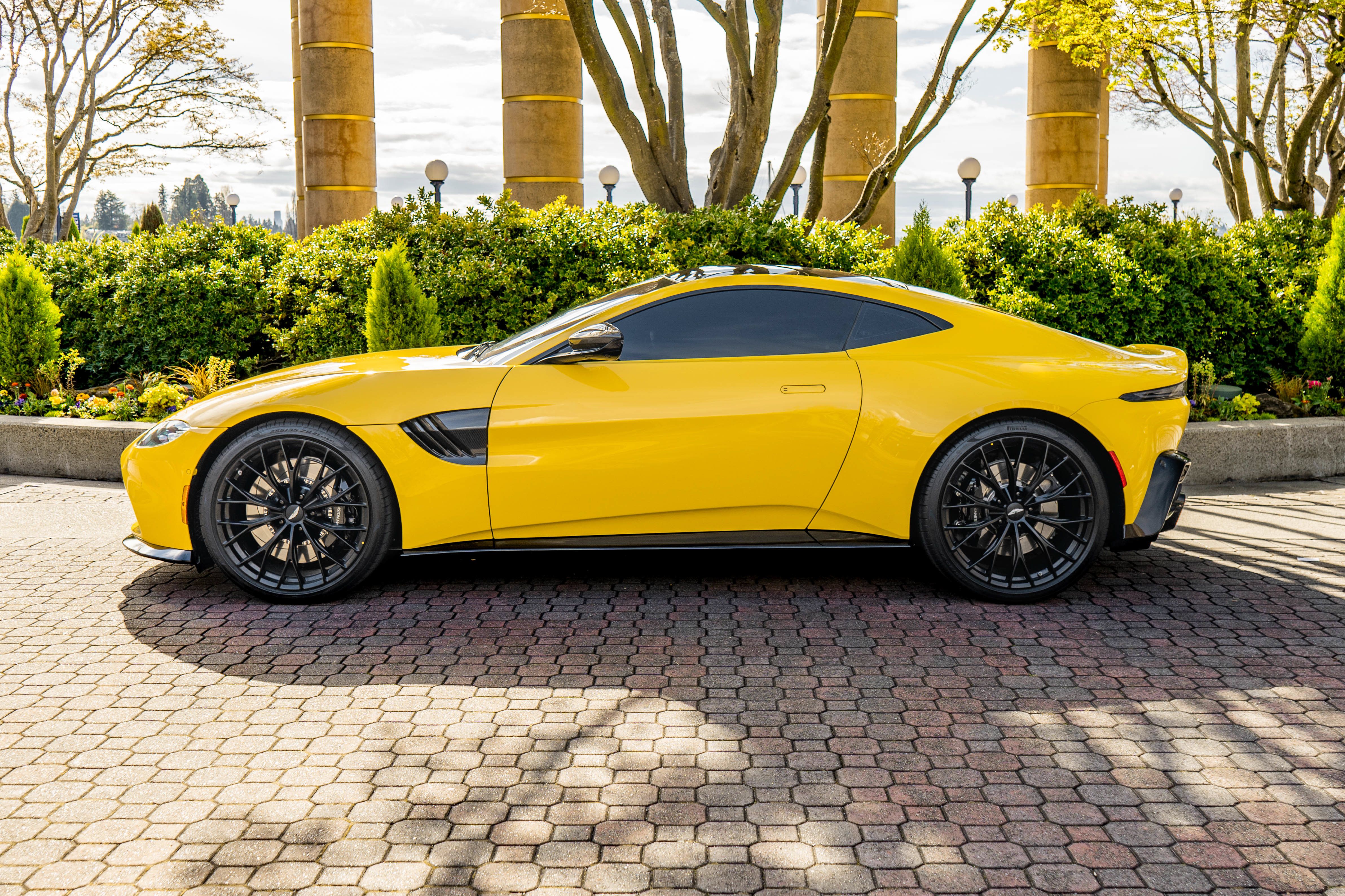 Used 2023 Aston Martin V8 Vantage Coupe RWD image 29