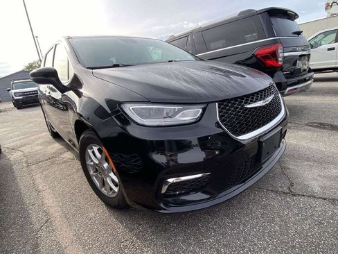 Used 2023 Chrysler Pacifica Touring-L FWD image 1