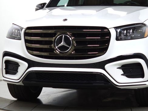 Used 2024 Mercedes-Benz GLS 450 4MATIC image 11