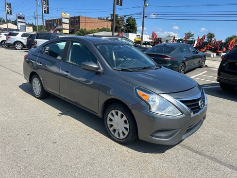 Used 2018 Nissan Versa SV FWD image 1