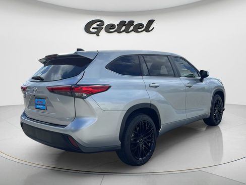 Used 2023 Toyota Highlander LE FWD image 5