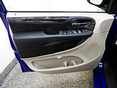 Used 2018 Dodge Grand Caravan SE w/ UConnect Hands-Free Group FWD image 7