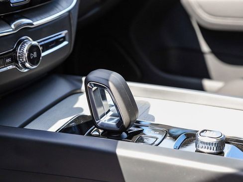 Used 2025 Volvo XC60 B5 Plus w/ Climate Package image 22