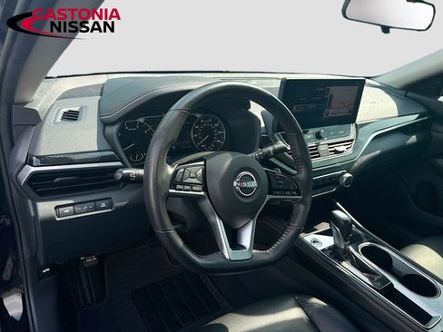 Used 2023 Nissan Altima 2.5 SR w/ SR Premium Package FWD image 11