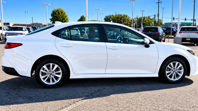 Used 2025 Toyota Camry LE AWD/4WD image 2