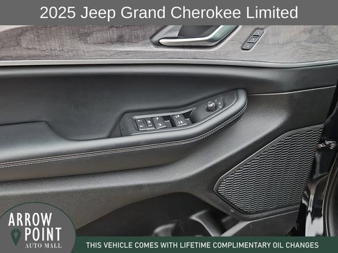 Used 2025 Jeep Grand Cherokee Limited AWD/4WD image 21
