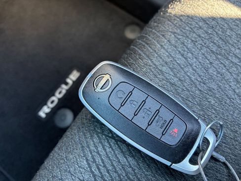 Used 2025 Nissan Rogue SV image 27