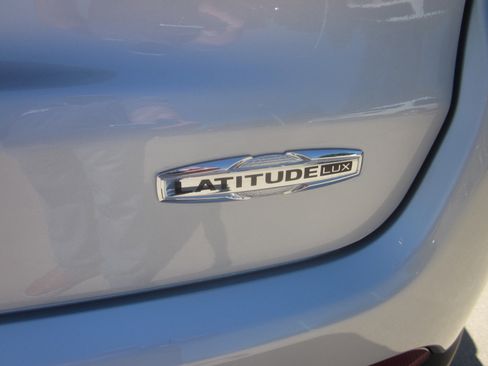 Used 2024 Jeep Compass Latitude AWD/4WD image 8