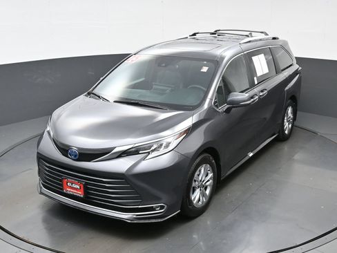 Used 2025 Toyota Sienna Limited AWD/4WD image 38