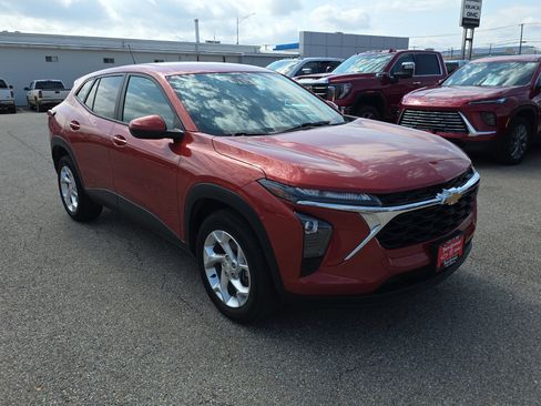 Used 2024 Chevrolet Trax LS w/ LS Convenience Package image 2