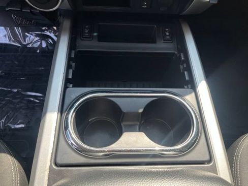 Used 2018 Nissan Titan SV w/ SV Convenience Package AWD/4WD image 18