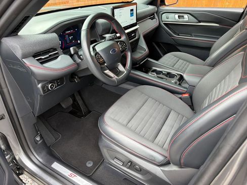 Used 2025 Ford Explorer ST-Line w/ ST-Line Street Pack image 2