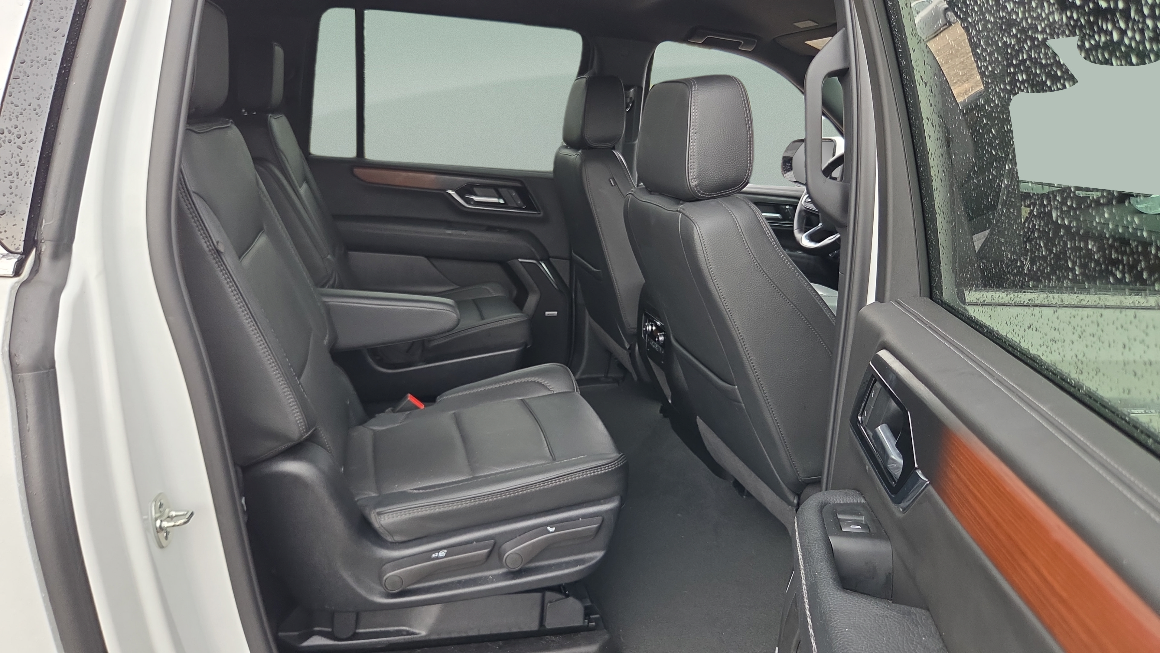 Used 2025 GMC Yukon XL Denali AWD/4WD image 18