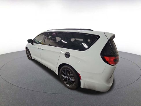 Used 2025 Chrysler Pacifica Limited image 5