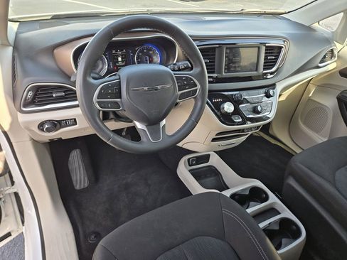 Used 2023 Chrysler Voyager LX image 13