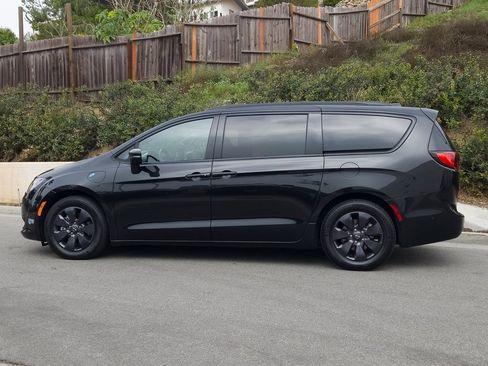 Used 2020 Chrysler Pacifica Limited w/ Advanced Safetytec Group image 29