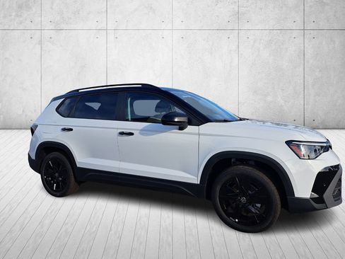 New 2026 Volkswagen Taos SE image 3