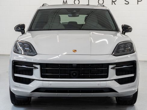 Used 2025 Porsche Cayenne GTS AWD/4WD image 3