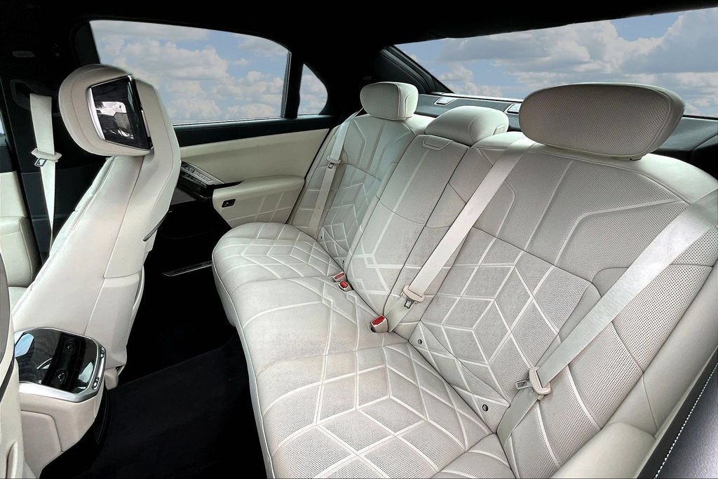 Used 2023 BMW 760i xDrive w/ Executive Package AWD/4WD image 22