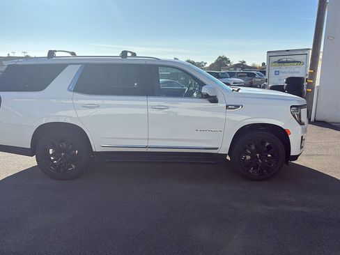 Used 2023 GMC Yukon SLT w/ SLT Premium Package image 2