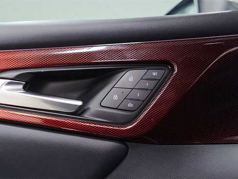 Used 2025 Chevrolet Traverse RS image 27