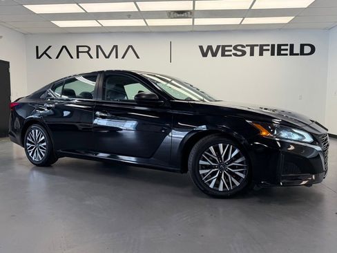 Used 2024 Nissan Altima 2.5 SV image 1