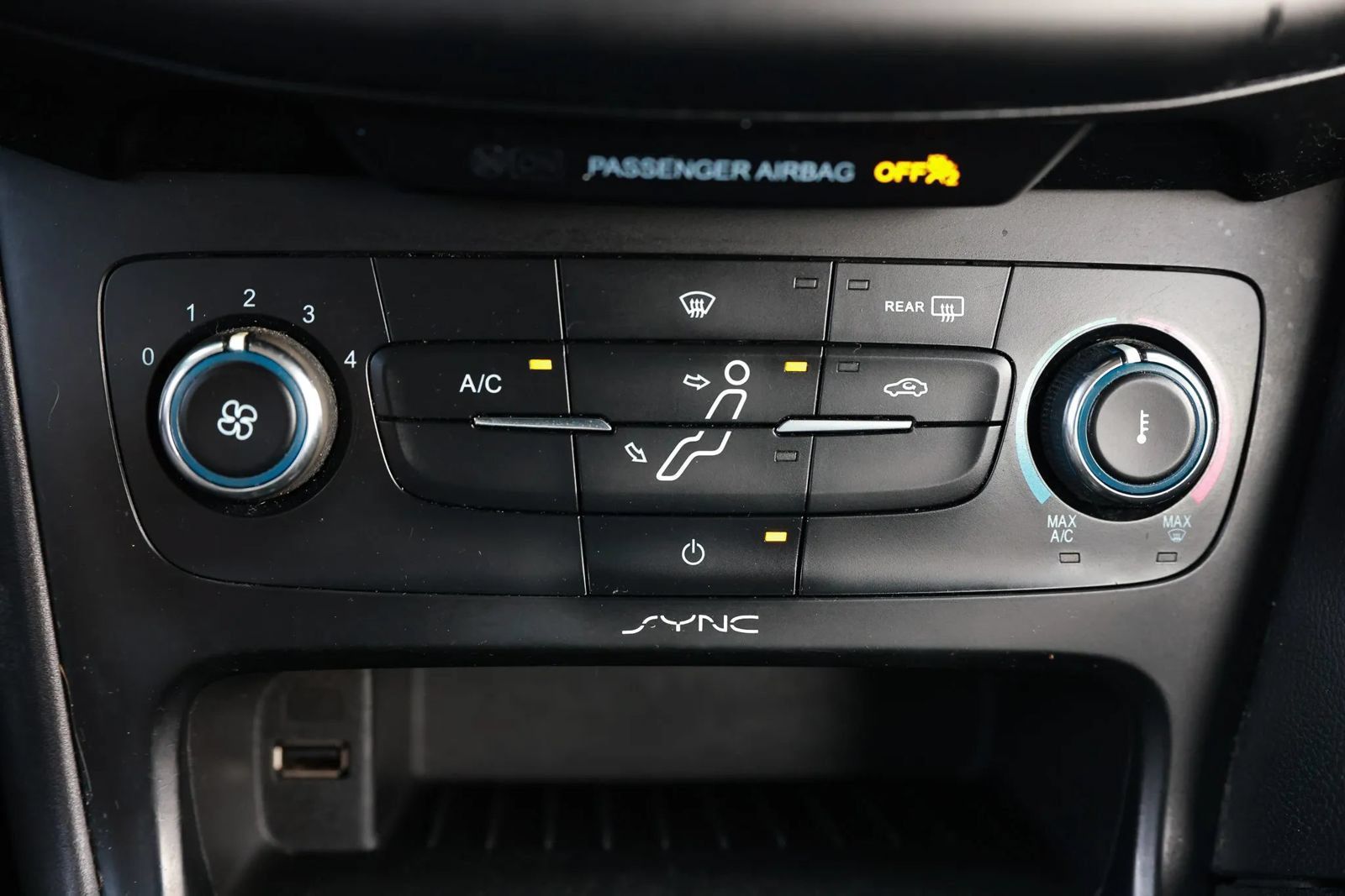 Used 2015 Ford Focus SE w/ SE Sport Package FWD image 32