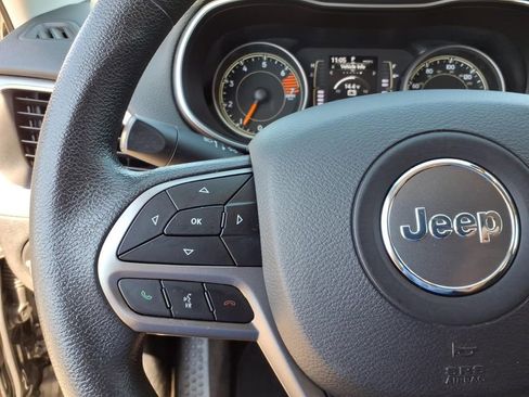 Used 2019 Jeep Cherokee Latitude w/ Popular Appearance Group FWD image 8