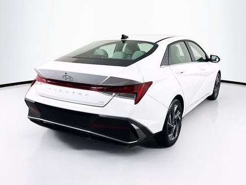 Certified 2025 Hyundai Elantra Limited FWD image 8