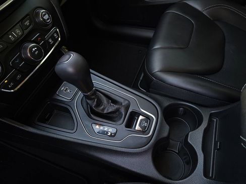 Used 2019 Jeep Cherokee Latitude Plus image 21