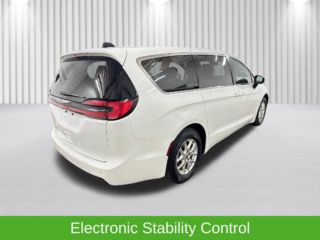 Used 2023 Chrysler Pacifica Touring-L FWD image 8