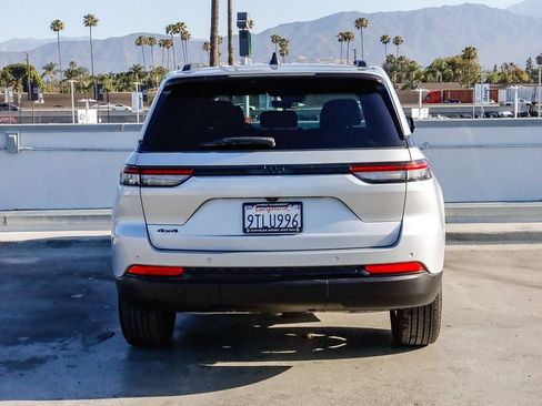 Used 2025 Jeep Grand Cherokee Altitude AWD/4WD image 8