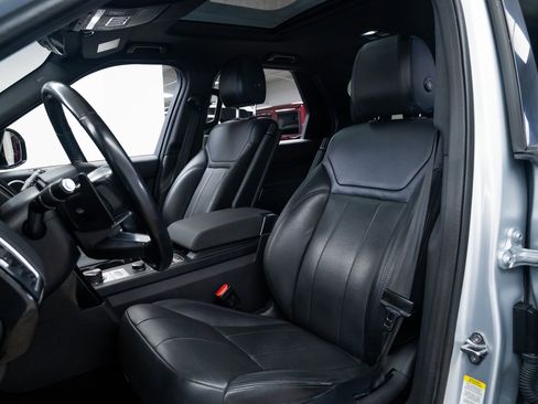 Used 2018 Land Rover Discovery SE image 17