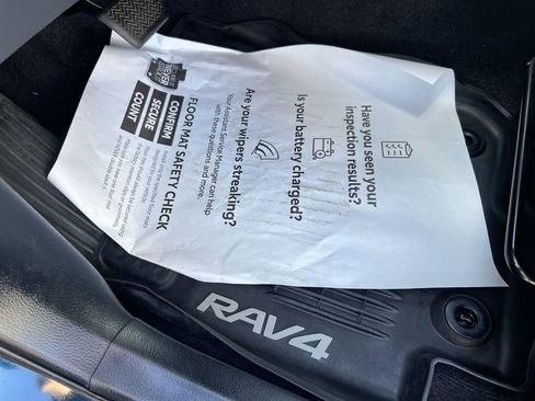 Used 2018 Toyota RAV4 XLE AWD/4WD image 17